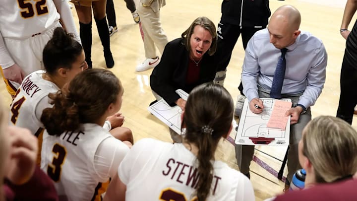 Gophers head coach Dawn Plitzuweit during a timeout. Gophers head coach Dawn Plitzuweit during a timeout.