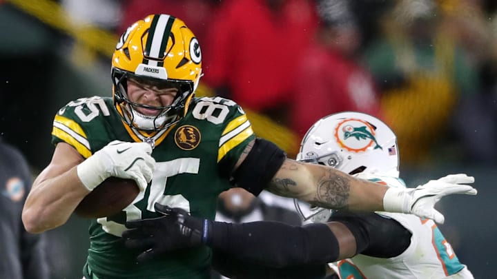 Green Bay Packers tight end Tucker Kraft (85) makes a catch against the defense of Miami Dolphins linebacker Jordyn Brooks.