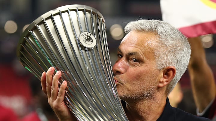 José Mourinho avec le trophée de l'Europa Conférence Ligue