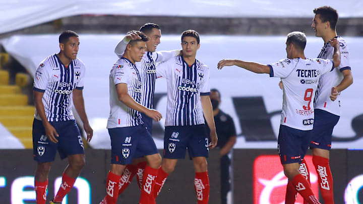 Jugadores de Rayados de Monterrey celebran un gol.