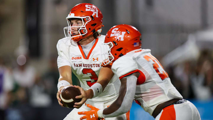 Sep 6, 2025; Honolulu, Hawaii, USA; Sam Houston Bearkats quarterback Mabrey Mettauer (3) hands off the ball to running back Elijah Green (21) against Hawaii Rainbow Warriors during the second quarter at Clarence T.C. Ching Athletics Complex. Mandatory Credit: Marco Garcia-Imagn Images Sep 6, 2025; Honolulu, Hawaii, USA; Sam Houston Bearkats quarterback Mabrey Mettauer (3) hands off the ball to running back Elijah Green (21) against Hawaii Rainbow Warriors during the second quarter at Clarence T.C. Ching Athletics Complex. Mandatory Credit: Marco Garcia-Imagn Images