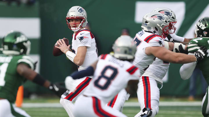 Dec 28, 2025; East Rutherford, New Jersey, USA; New England Patriots quarterback Drake Maye (10) looks to pass against the New York Jets during the first quarter of the game at MetLife Stadium. Mandatory Credit: Vincent Carchietta-Imagn Images Dec 28, 2025; East Rutherford, New Jersey, USA; New England Patriots quarterback Drake Maye (10) looks to pass against the New York Jets during the first quarter of the game at MetLife Stadium. Mandatory Credit: Vincent Carchietta-Imagn Images