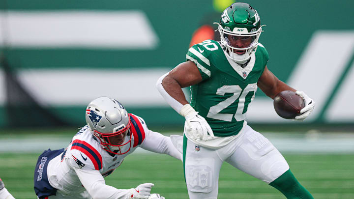 Dec 28, 2025; East Rutherford, New Jersey, USA; New York Jets running back Breece Hall (20) carries the ball as New England Patriots linebacker K'Lavon Chaisson (44) pursues at MetLife Stadium. Dec 28, 2025; East Rutherford, New Jersey, USA; New York Jets running back Breece Hall (20) carries the ball as New England Patriots linebacker K'Lavon Chaisson (44) pursues at MetLife Stadium.
