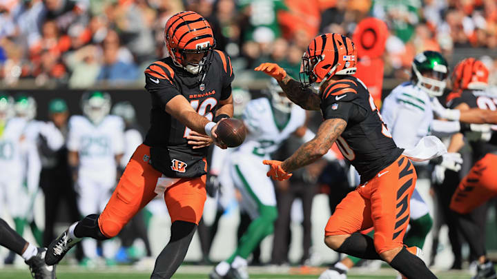 Oct 26, 2025; Cincinnati, Ohio, USA; Cincinnati Bengals quarterback Joe Flacco (16) passes the ball to running back Chase Brown (30) during the first quarter at Paycor Stadium. Mandatory Credit: Katie Stratman-Imagn Images Oct 26, 2025; Cincinnati, Ohio, USA; Cincinnati Bengals quarterback Joe Flacco (16) passes the ball to running back Chase Brown (30) during the first quarter at Paycor Stadium. Mandatory Credit: Katie Stratman-Imagn Images