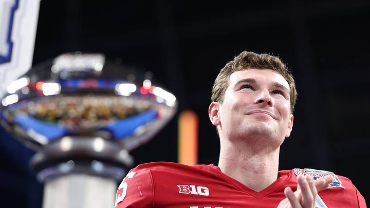 Mendoza, una vez rechazado por la Universidad de Miami, regresa a su ciudad natal como el quarterback titular de Indiana en la final del College Football Playoff. Mendoza, una vez rechazado por la Universidad de Miami, regresa a su ciudad natal como el quarterback titular de Indiana en la final del College Football Playoff.
