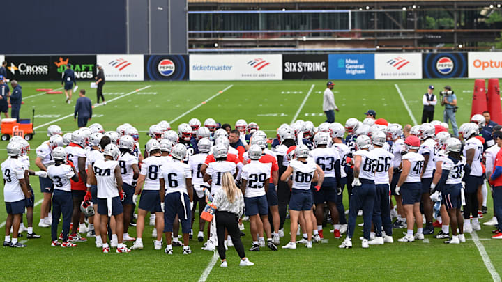 Jun 9, 2025; Foxborough, MA, USA; New England Patriots head coach Mike Vrabel (center blue vest) huddles the team during minicamp at Gillette Stadium. Mandatory Credit: Eric Canha-Imagn Images