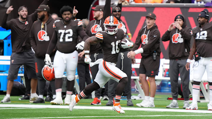 Oct 5, 2025; Tottenham, United Kingdom; Cleveland Browns running back Quinshon Judkins (10) runs with the ball against the Minnesota Vikings during the first quarter of an NFL International Series game at Tottenham Hotspur Stadium. The play was called back for a penalty. Mandatory Credit: Kirby Lee-Imagn Images