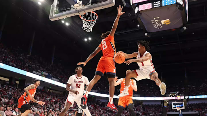 Alabama guard Aden Holloway (2) passes the ball against Illinois at Legacy Arena at BJCC in Birmingham, AL on Wednesday, Nov 20, 2024. Alabama guard Aden Holloway (2) passes the ball against Illinois at Legacy Arena at BJCC in Birmingham, AL on Wednesday, Nov 20, 2024.