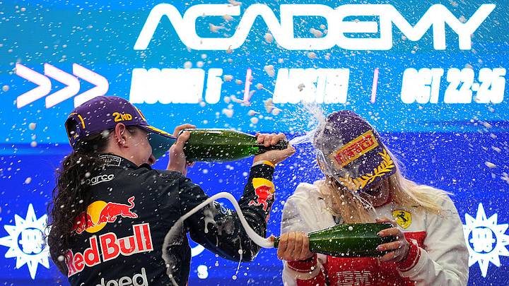 Las pilotas de F1 Academy, Alba Larsen y Alisha Palmowski, celebran en Austin.