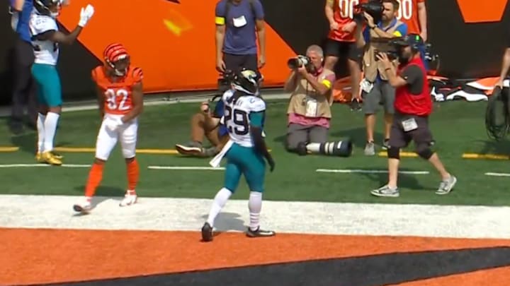 Mitchell Tinsley made a great catch for the Bengals before an adult object was thrown on the field. 