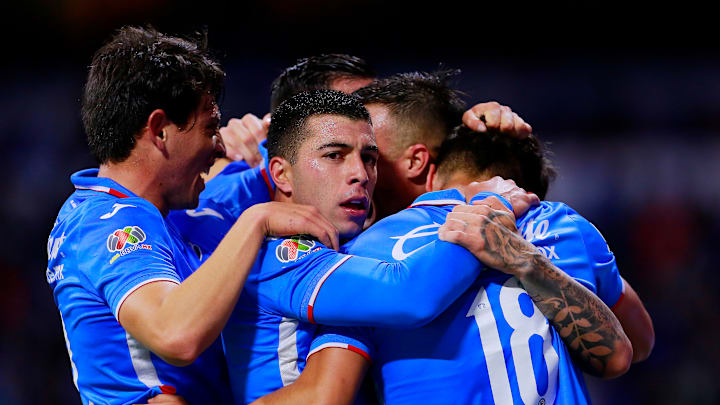 Jugadores de Cruz Azul celebran un gol.