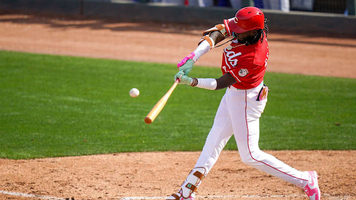 Elly De La Cruz ya trabaja en su ofensiva en el campo de entrenamiento de los Reds Elly De La Cruz ya trabaja en su ofensiva en el campo de entrenamiento de los Reds