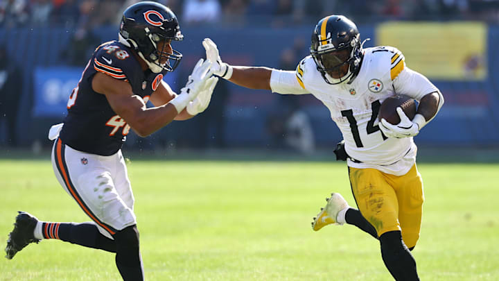 Nov 23, 2025; Chicago, Illinois, USA; Pittsburgh Steelers running back Kenneth Gainwell (14) rushes the ball past Chicago Bears linebacker D'Marco Jackson (48) during the first half at Soldier Field. Mandatory Credit: Mike Dinovo-Imagn Images Nov 23, 2025; Chicago, Illinois, USA; Pittsburgh Steelers running back Kenneth Gainwell (14) rushes the ball past Chicago Bears linebacker D'Marco Jackson (48) during the first half at Soldier Field. Mandatory Credit: Mike Dinovo-Imagn Images