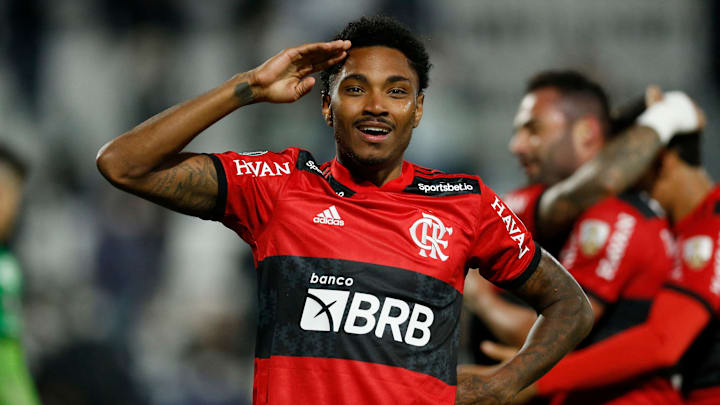 Após 215 jogos e muitos altos e baixos, Vitinho acerta com clube do Oriente Médio e se despede do Flamengo. Após 215 jogos e muitos altos e baixos, Vitinho acerta com clube do Oriente Médio e se despede do Flamengo.