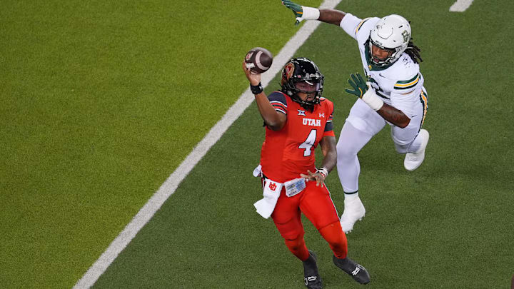 Devon Dampier completes a pass on the move. 