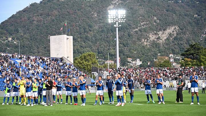 Los jugadores del Como 1907 aplauden a sus aficionados tras empatar 0-0 frente a la AS Roma en el Estadio Giuseppe Sinigaglia.