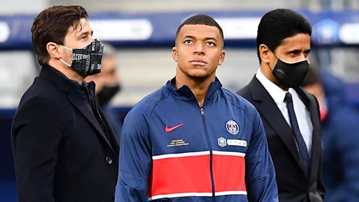 Kylian Mbappé y a la izquierda Al-Khelaïfi, el presidente del PSG con el que acaba de llegar a un acuerdo 