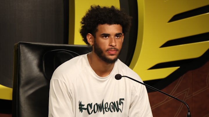 Oregon Ducks Quarterback Dante Moore Evaluates 'Hilarious, Huge' Akili Smith Jr. 