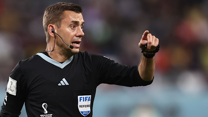 Si les arbitres portent une oreillette et un micro, il n'est pour l'instant pas possible de l'entendre en direct