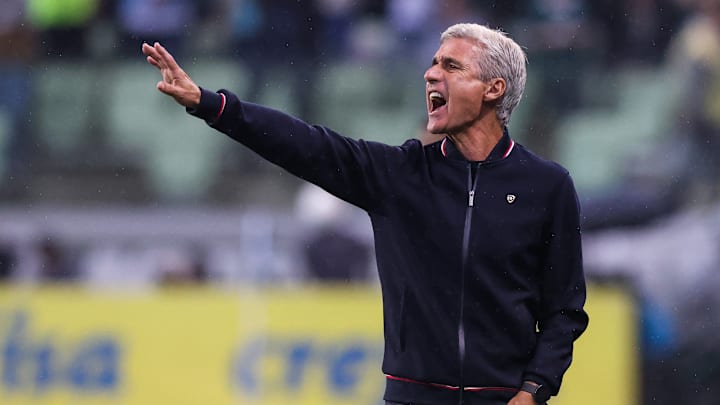 Luís Castro está sob pressão em General Severiano