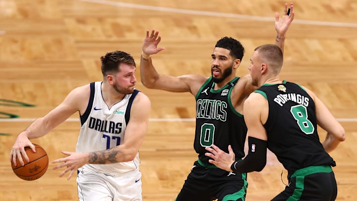 Pese a promediar 31.0 puntos por juego, Luka Doncic no ha podido ayudar a los Dallas Mavericks en el inicio de las Finales de la NBA versus los Boston Celtics 