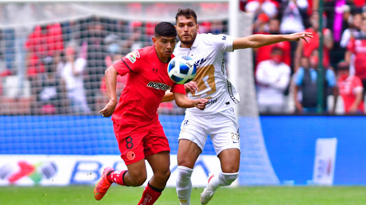 Kevin Castañeda en la pelea de un balón.