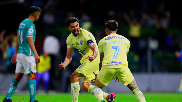 Jugadores del América celebran un gol.