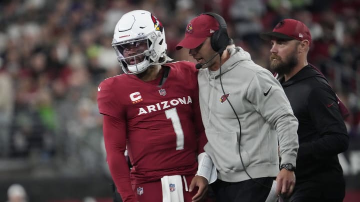 Arizona Cardinals head coach Jonathan Gannon talks with quarterback Kyler Murray (1) during the fourth quarter against the Seattle Seahawks at State Farm Stadium in Glendale on Jan. 7, 2024.