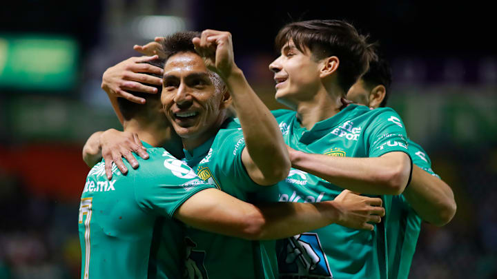 Jugadores del León celebran un gol.