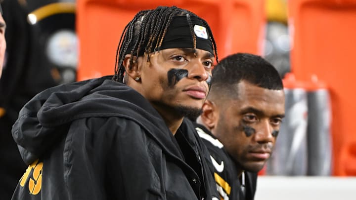 Pittsburgh Steelers quarterbacks Justin Fields and Russell Wilson watch the action against the New York Jets.