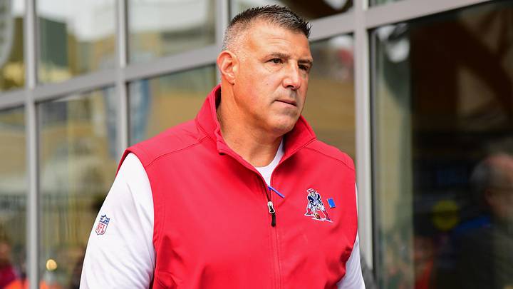 Oct 11, 2026; Foxborough, Massachusetts, USA; New England Patriots head coach Mike Vrabel gets ready to take the field prior to a game against the Las Vegas Raiders at Gillette Stadium. Mandatory Credit: Bob DeChiara-Imagn Images Oct 11, 2026; Foxborough, Massachusetts, USA; New England Patriots head coach Mike Vrabel gets ready to take the field prior to a game against the Las Vegas Raiders at Gillette Stadium. Mandatory Credit: Bob DeChiara-Imagn Images