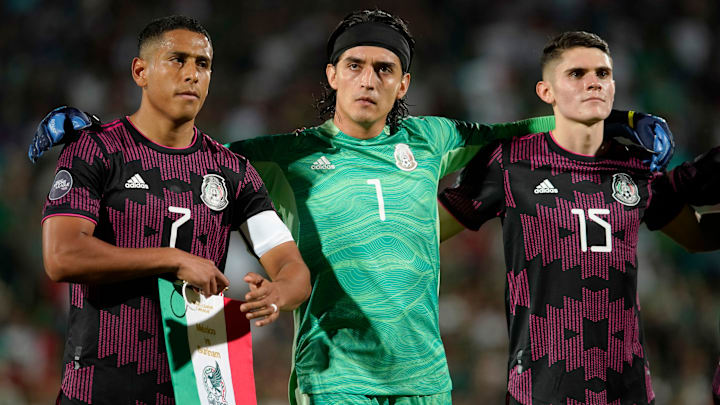 Luis Romo, capitán de México, a lado de Carlos Acevedo e Israel Reyes, quienes fueron titulares en la victoria 3-0 sobre Surinam.