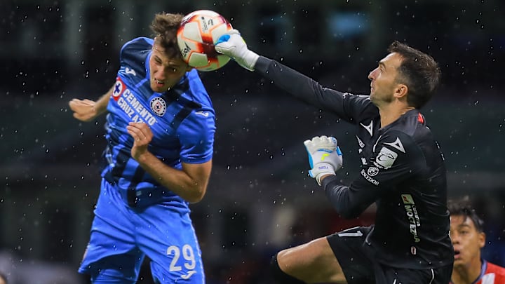 Santiago Giménez de Cruz Azul (hoy en el Feyenoord) y el arquero argentino Marcelo Barovero de San Luis durante el Clausura 2022.