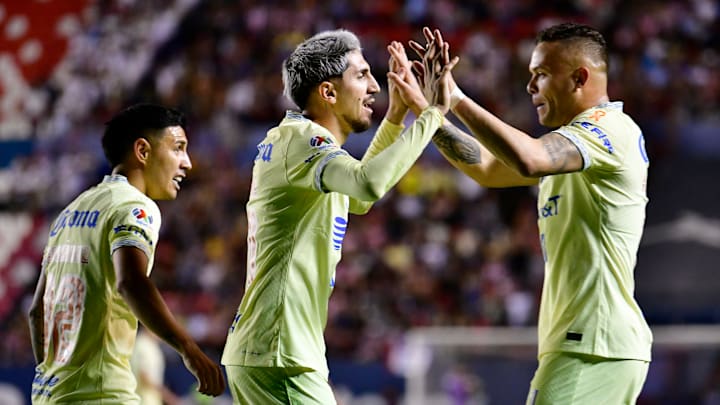 Jugadores del América celebran un gol.