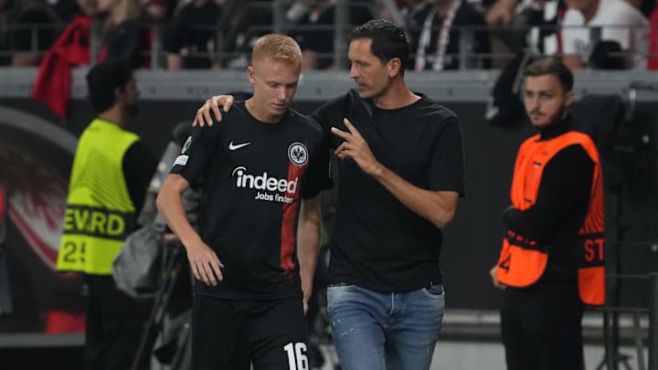 Hugo Larsson (l.) erhält letzte Anweisungen von Dino Toppmöller