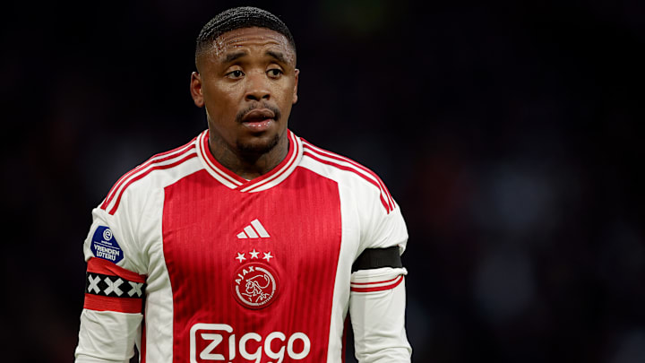 Bayern Munich hold talks with Ajax winger Steven Bergwijn.