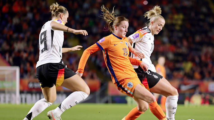 Klara Bühl (links) und Lea Schüller (rechts) im Duell mit Wieke Kaptein