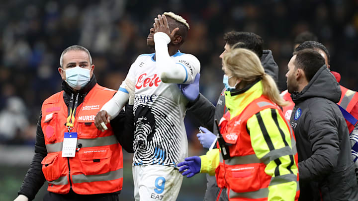 Osimhen abbandona il campo dopo lo scontro con Skriniar