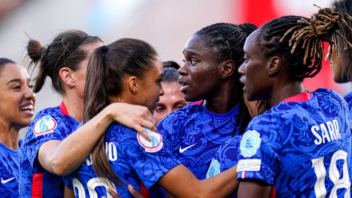 Les Bleues affrontent l'Islande, lundi. Les Bleues affrontent l'Islande, lundi.