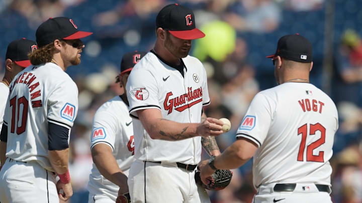 Sep 15, 2024; Cleveland, Ohio, USA; Cleveland Guardians manager Stephen Vogt (12) relieves starting pitcher Ben Lively (39) during the sixth inning against the Tampa Bay Rays at Progressive Field. Mandatory Credit: Ken Blaze-Imagn Images Sep 15, 2024; Cleveland, Ohio, USA; Cleveland Guardians manager Stephen Vogt (12) relieves starting pitcher Ben Lively (39) during the sixth inning against the Tampa Bay Rays at Progressive Field. Mandatory Credit: Ken Blaze-Imagn Images