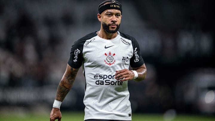 Memphis Depay, do Corinthians, realiza tratamento na Espanha