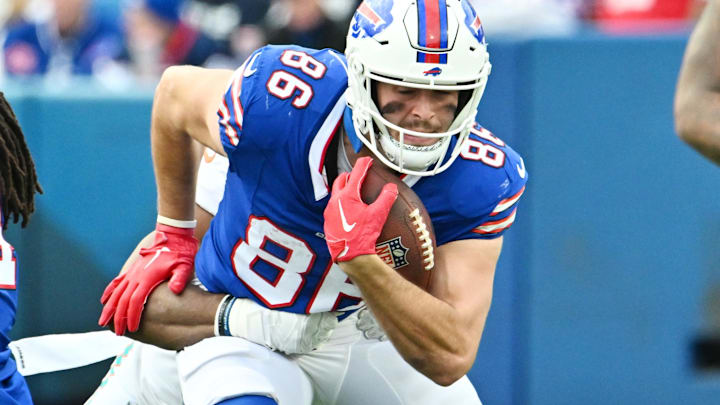Nov 3, 2024; Orchard Park, New York, USA; Buffalo Bills tight end Dalton Kincaid (86) makes a catch against the Miami Dolphins in the third quarter at Highmark Stadium. Mandatory Credit: Mark Konezny-Imagn Images