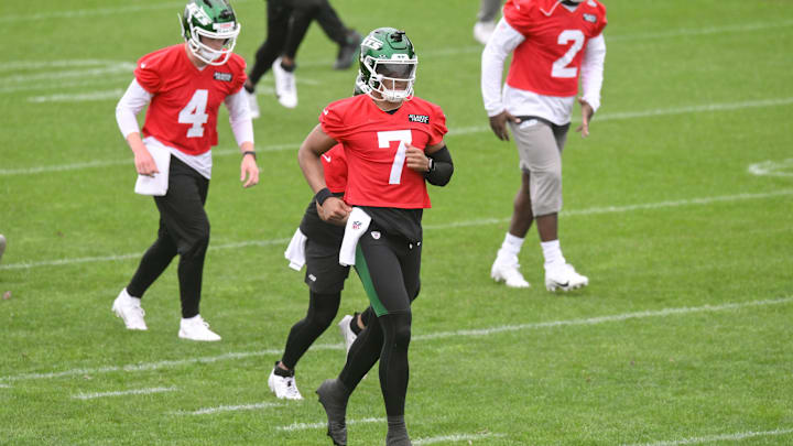 Jun 10, 2025; East Rutherford, NJ, USA; New York Jets quarterback Justin Fields (7) warms up during minicamp at Atlantic Health Jets Training Center. Mandatory Credit: John Jones-Imagn Images