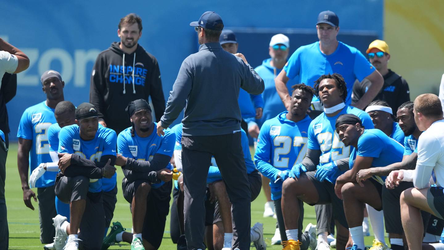 One Free Agent Who Can Still Fix Chargers Interior Offensive Line Issue After OTAs