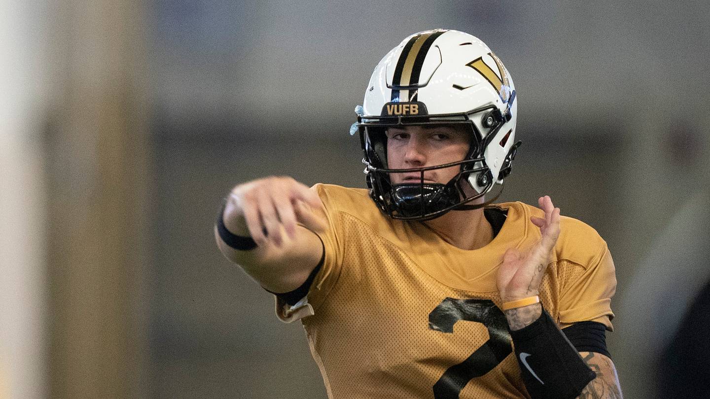 How Clark Lea Feels Jared Curtis Is Progressing In The Midst Of Vanderbilt Football Quarterback Competition