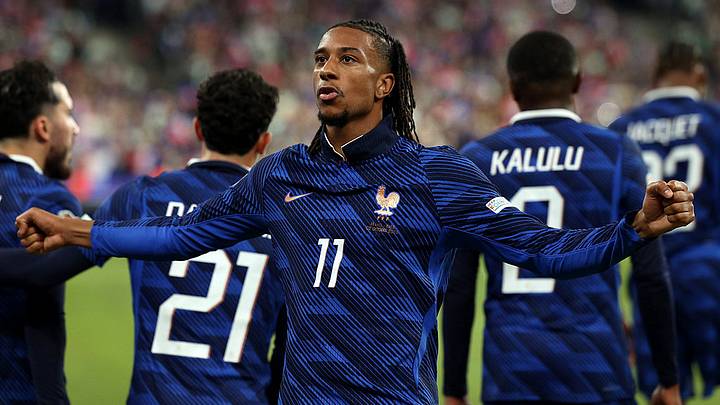 Michael Olise celebra el primer gol del partido en Stade de France.