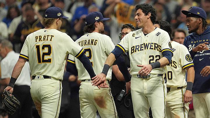 Milwaukee remonta cuatro carreras y se acerca a su primer título de Serie Mundial Milwaukee remonta cuatro carreras y se acerca a su primer título de Serie Mundial