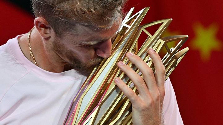 El español Alejandro Davidovich Fokina besa el cetro tras consumar su victoria frente a su compatriota Rafael Jódar en la final del Masters 1000 de Shanghái. (Foto: Héctor Retamal / AFP) El español Alejandro Davidovich Fokina besa el cetro tras consumar su victoria frente a su compatriota Rafael Jódar en la final del Masters 1000 de Shanghái. (Foto: Héctor Retamal / AFP)