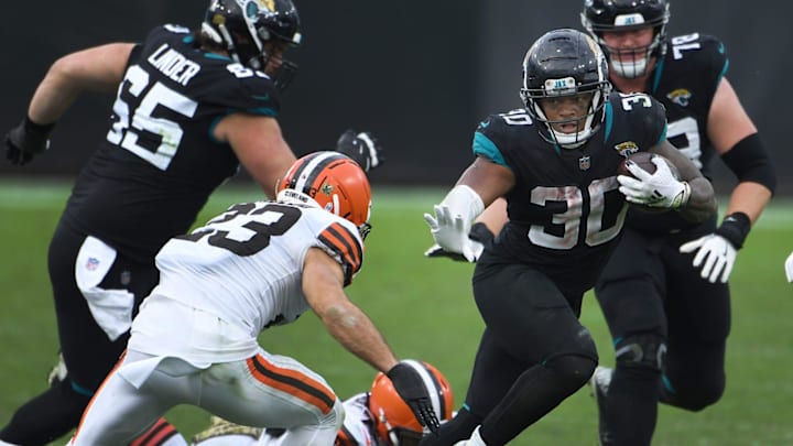 Jacksonville Jaguars running back James Robinson (30) breaks away on a 27-yard run. 