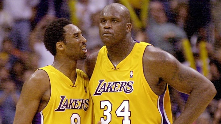 Los Angeles Lakers Kobe Bryant (L) talks to teamma